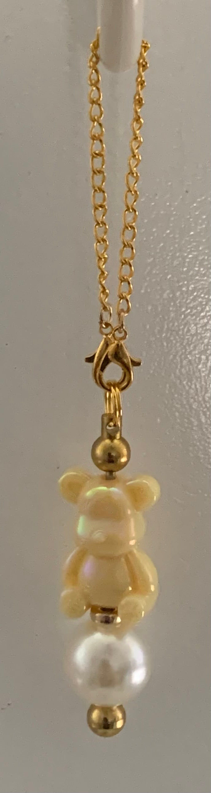 Cup Charm – Cream Iridescent Teddy Bear & White Pearl on Gold Chain
