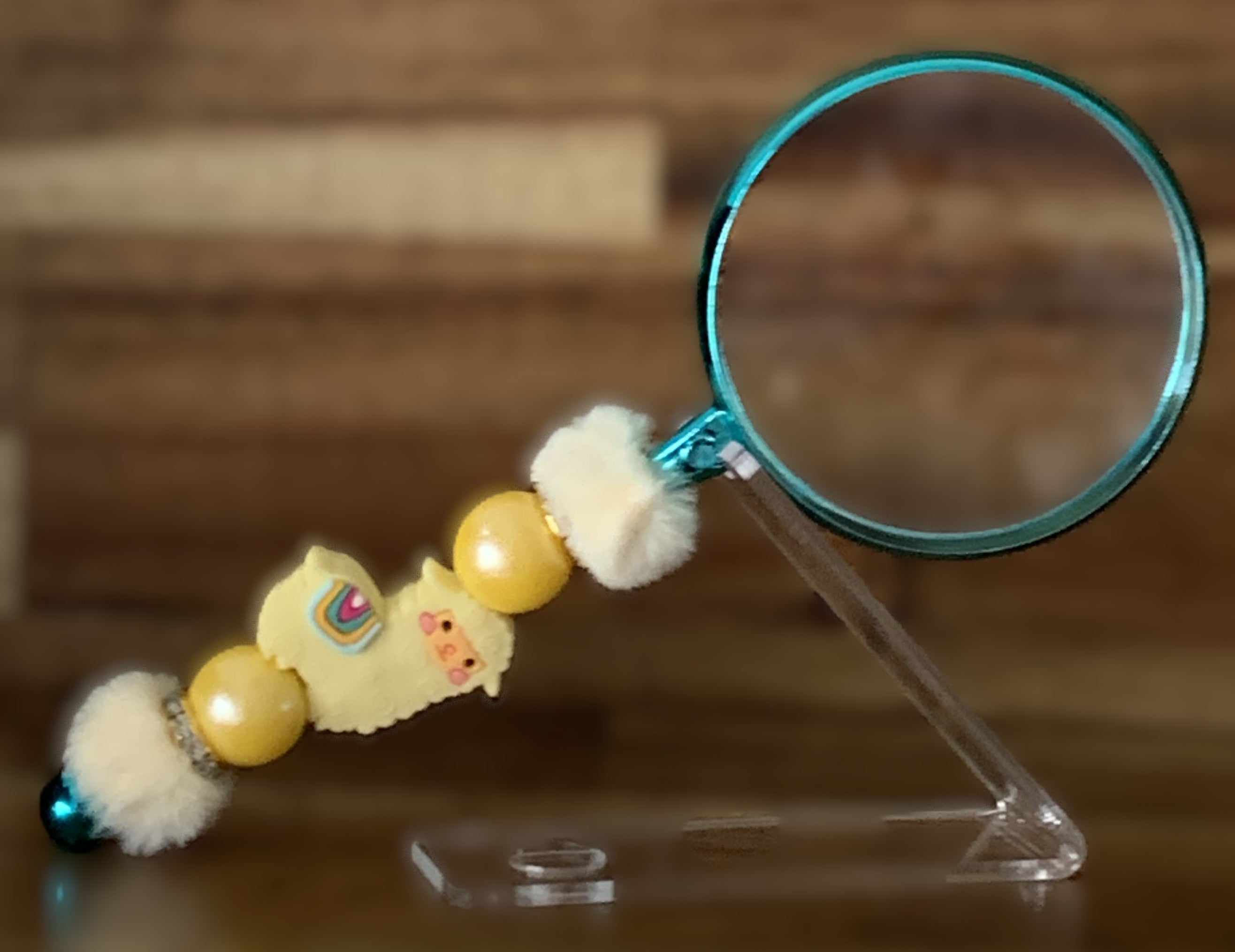 Beaded Magnifying Glass – Fluffy Lamb